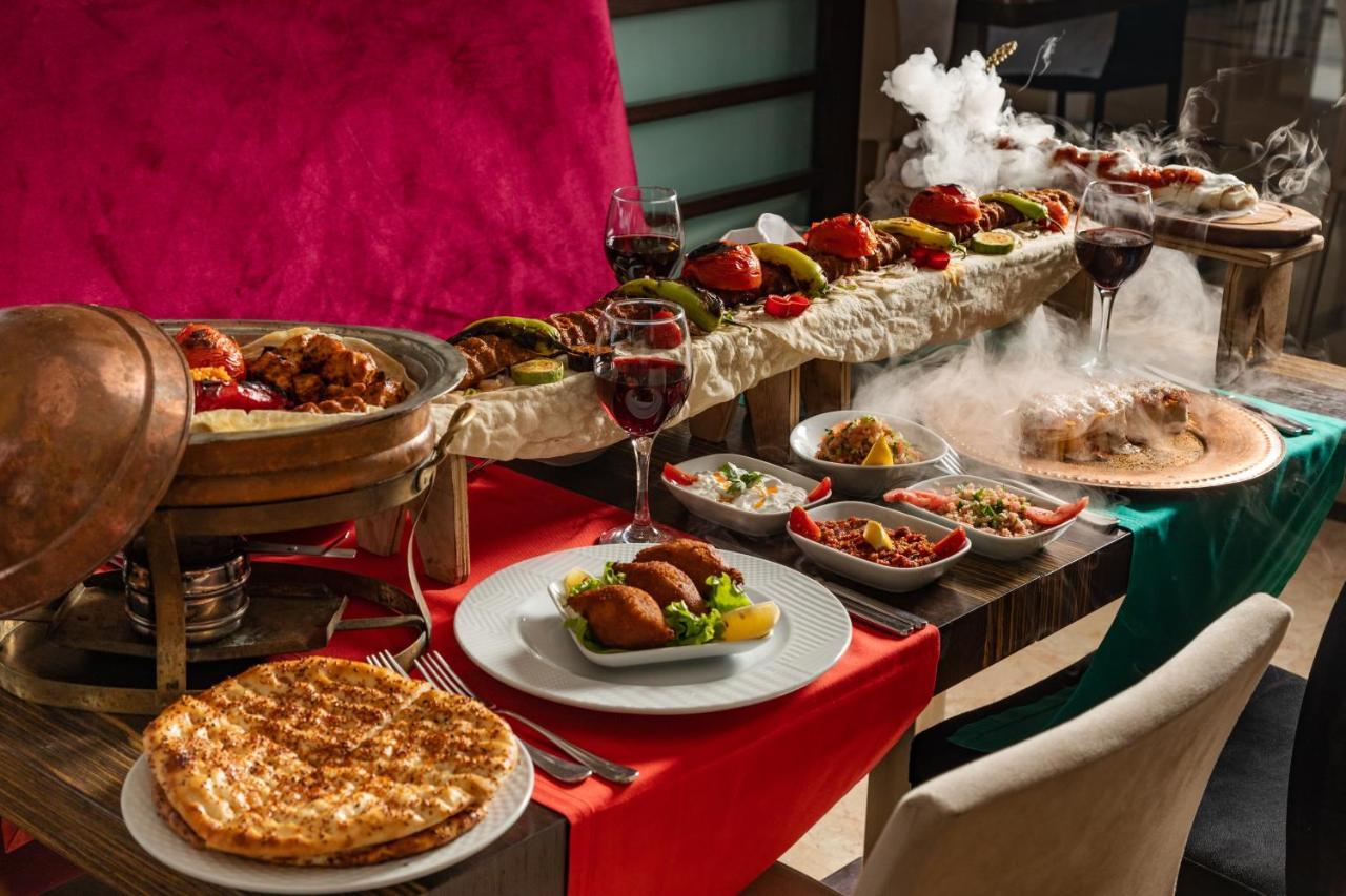 Hotel Aqi Hydros Club à Kemer Extérieur photo A selection of Azerbaijani cuisine